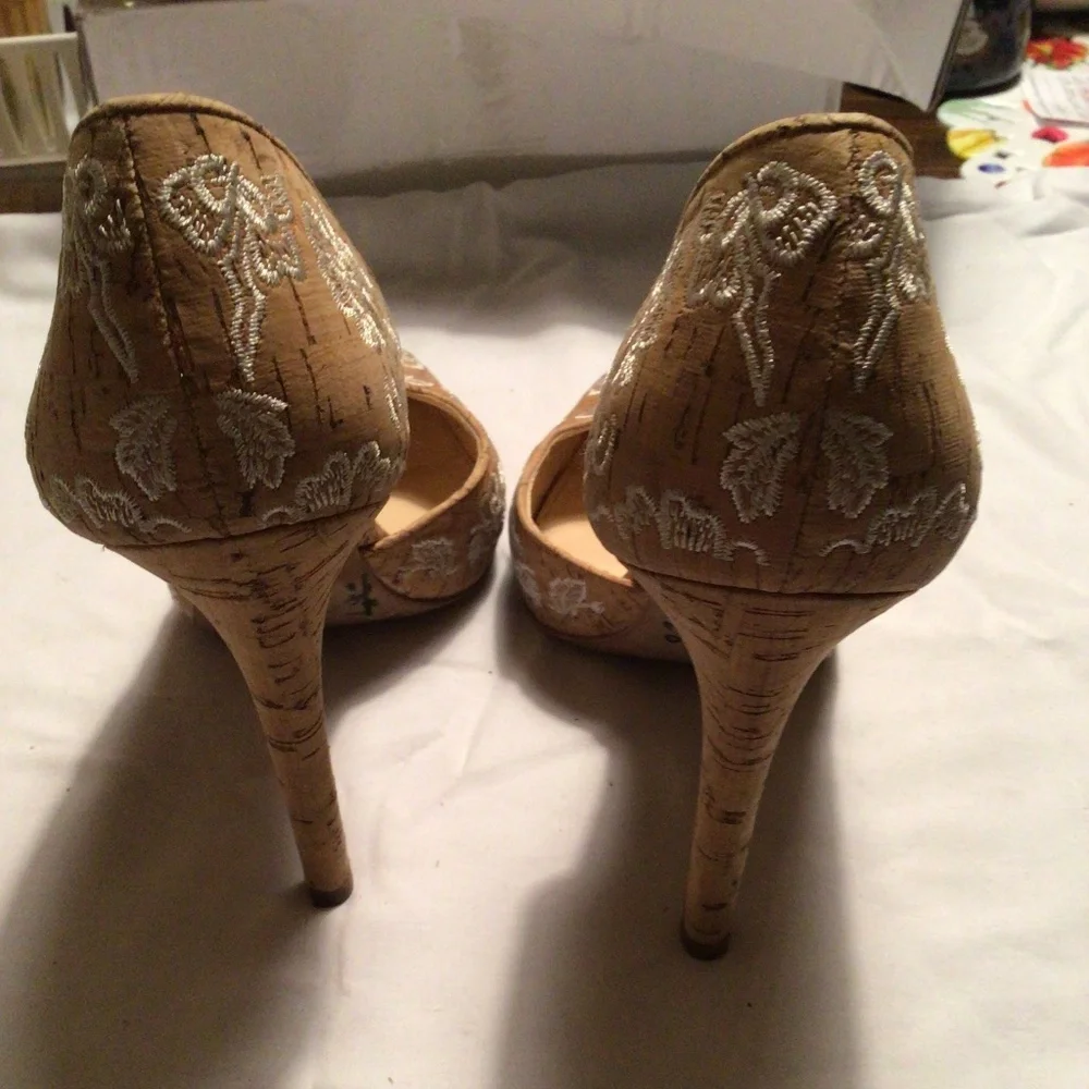 Jessica Simpson beige floral heels 7.5M great condition - Picture 2 of 8